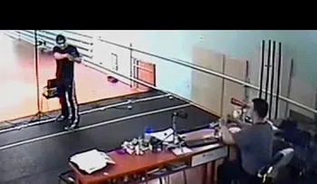Video: Fuertes imágenes; un menor mata de un balazo a su profesor de tiro