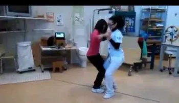 Tiene 22 años con un daño cerebral y ha aprendido a bailar bachata antes que a caminar. ¿Cómo?