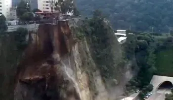 Vecinos corren para salvarse de un enorme deslizamiento de tierra (VIDEO impactante)