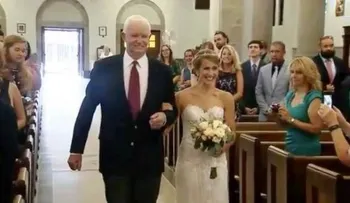 Una novia entra a la iglesia con el hombre que recibió el corazón de su padre