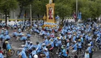 Miles recorren Bangkok en bicicleta en homenaje a la reina