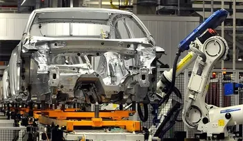 Robot mata hombre en planta de Volkswagen en Alemania