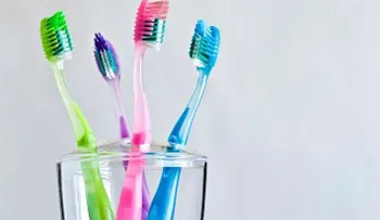 Cómo mantener los cepillos de dientes libres de gérmenes