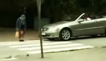 Video: En 15 segundos, esta abuelita le enseña la lección de su vida a este arrogante conductor 