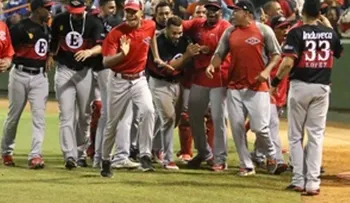 Leones empatan con los Toros; Ciriaco remolca tres y Sierra otras dos