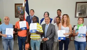 Interior y Policía inicia entrega de carnés a extranjeros en Santiago y Puerto Plata