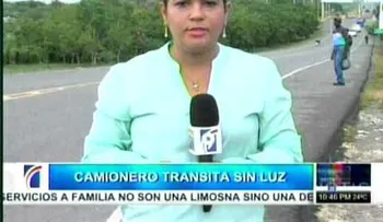 Camión captado manejando sin luz en la Autopista de Samaná, llamada de la muerte