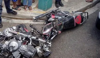 Mueren dos jóvenes al chocar sus motores con camioneta