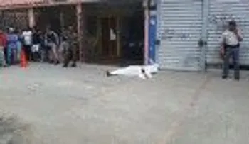 Asesinan hombre de tres disparos en el sector 27 de Febrero