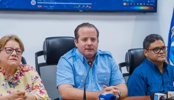 MAPRE entrega 8 camionetas y 60 computadoras al Centro de Operaciones de Emergencia