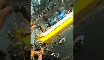 IMAGENES PUEDEN SER SENSIBLE: Cree haber pescado un enorme ejemplar en un río y saca un cadáver