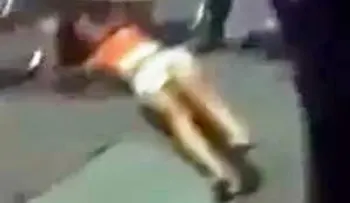 Video: cámara capta brutal golpiza a un hombre que tenían de esclavo