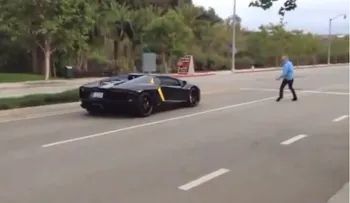 Video: Un hombre indignado lanza una piedra a un Lamborghini Aventador