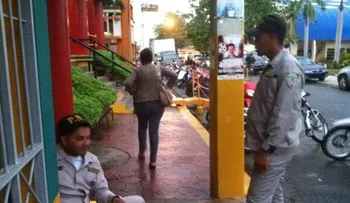 Policías rodean universidad para detener profesor adeuda una pensión