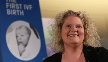 Louise Brown, la primera bebé nacida por fertilización in vitro, repasa 50 años de avances en reproducción asistida