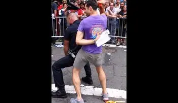 Policía perrea en marcha gay (Video)