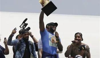 LeBron llega a Cleveland, con el trofeo que prometió