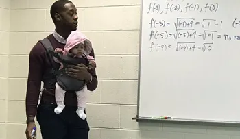 Profesor cuida la bebé de un alumno mientras imparte clases
