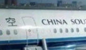 Mujer confunde baño con salida de emergencia de un avión