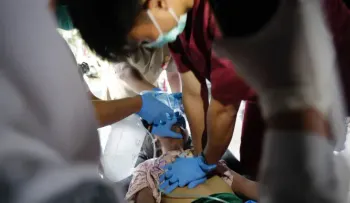 Aumentan a 62 muertos por sismo en la provincia más poblada de Indonesia