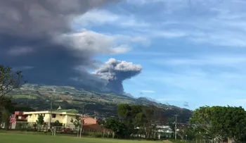 Lluvia de ceniza en Costa Rica tras nuevas erupciones del volcán Turrialba