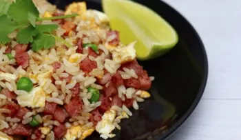 Arroz con tocineta y cerveza. Receta sabrosa para el almuerzo o en la cena 