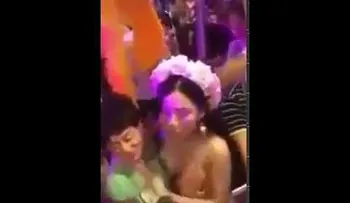 Novia se dejó manosear por todos los invitados de su boda (VIDEO)