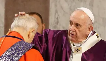 El papa recuerda que "polvo eres y en polvo te convertirás", durante Miércoles de Ceniza