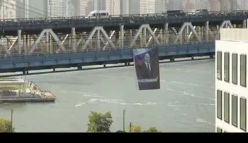 Aparece un cartel gigante con "El Pacificador" Vladimir Putin en Nueva York