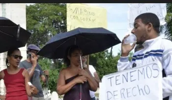 El Gobierno indiferente con no videntes; un policía intenta propasarse con algunas 