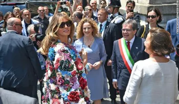 Melania Trump usó una chaqueta que cuesta casi lo mismo que gana una familia en EE.UU. al año