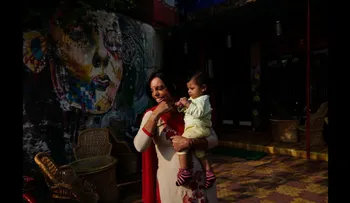 Víctimas de ataques con ácido atienden un café en la India