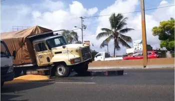 Camión averiado causa enorme tapón desde el kilómetro 9 hasta la Máximo Gómez 