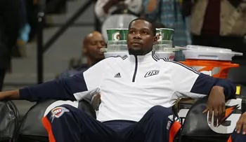 Kevin Durant, sometido a cirugía en pie fracturado
