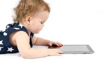Alerta por los bebés que juegan con smartphones y tabletas 