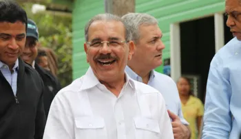 Danilo Medina,  promete apoyo a artesanos San Cristóbal " no importa cuánto cueste"