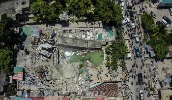 Suman 1,297 muertos por terrible terremoto en Haití; 1,800 heridos; declaran estado de emergencia por 30 días