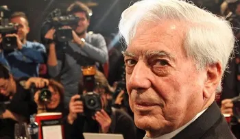 Video: Visitante Feria del Libro de Bogotá, Colombia, interrumpe a Vargas Llosa y rompe uno de sus libros en plena charla 