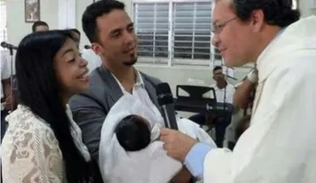 Yeni Berenice sigue sin revelar nombre padre de su hija; la presenta ante la iglesia