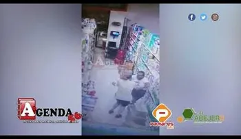Dueña de Supermercado encuentra a una mujer robando y se va a los puños