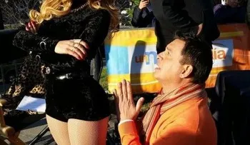 Daniel Sarcos se arrodilló para que La Materialista moviera sus chapas