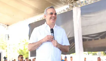 Presidente Abinader entrega en Tamayo 923 títulos de propiedad que benefician a más de 3,692 personas