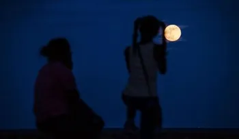 Dominicanos observan  â??súper lunaâ?