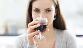¿Cómo lograr una sonrisa hermosa sin dejar de beber vino?