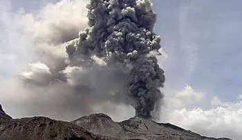 Nueva explosión en volcán Sabancaya de Perú: las cenizas siguen cayendo