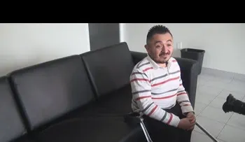 El mexicano Alejandro Mejía Carpio que tiene la enfermedad del â??huesos de cristalâ? lucha día a día