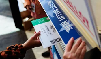 Jueza federal bloquea temporalmente el plan del Servicio Postal de EE.UU. que podría restringir el voto por correo