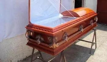 Una mujer declarada muerta abre el ataud y pregunta, ¿dónde estoy