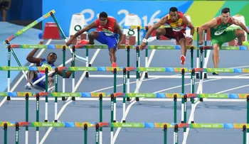 Embarazosa caída de atleta haitiano en prueba de vallas