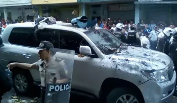 Atacan vehículo que transportaba a Rafael Correa en Esmeraldas